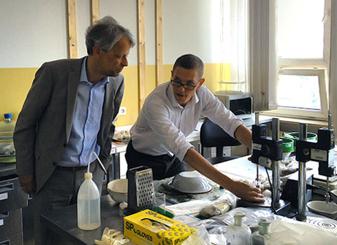 Sekretarz Europejskiej Platformy Instytutów Geotechnicznych Peter Van den Berg (z lewej) wizytuje Laboratorium Geologiczno-Inżynierskie PIG-PIB. Towarzyszy mu Paweł Pietrzykowski