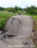 Fragment zniszczonej drogi przez osuwisko w Szczepanowicach