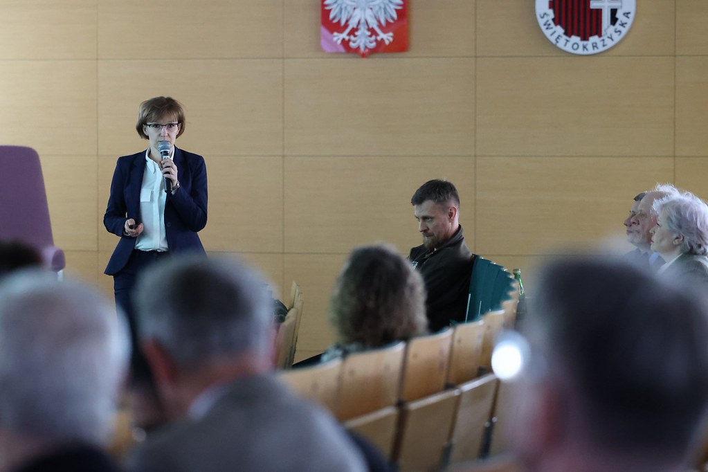 kobieta wygłasza prezentację do mikrofonu 