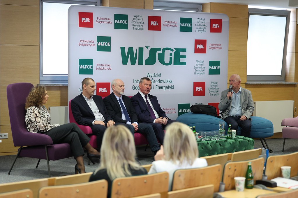 kilka osób biorących udział w panelu dyskusyjnym