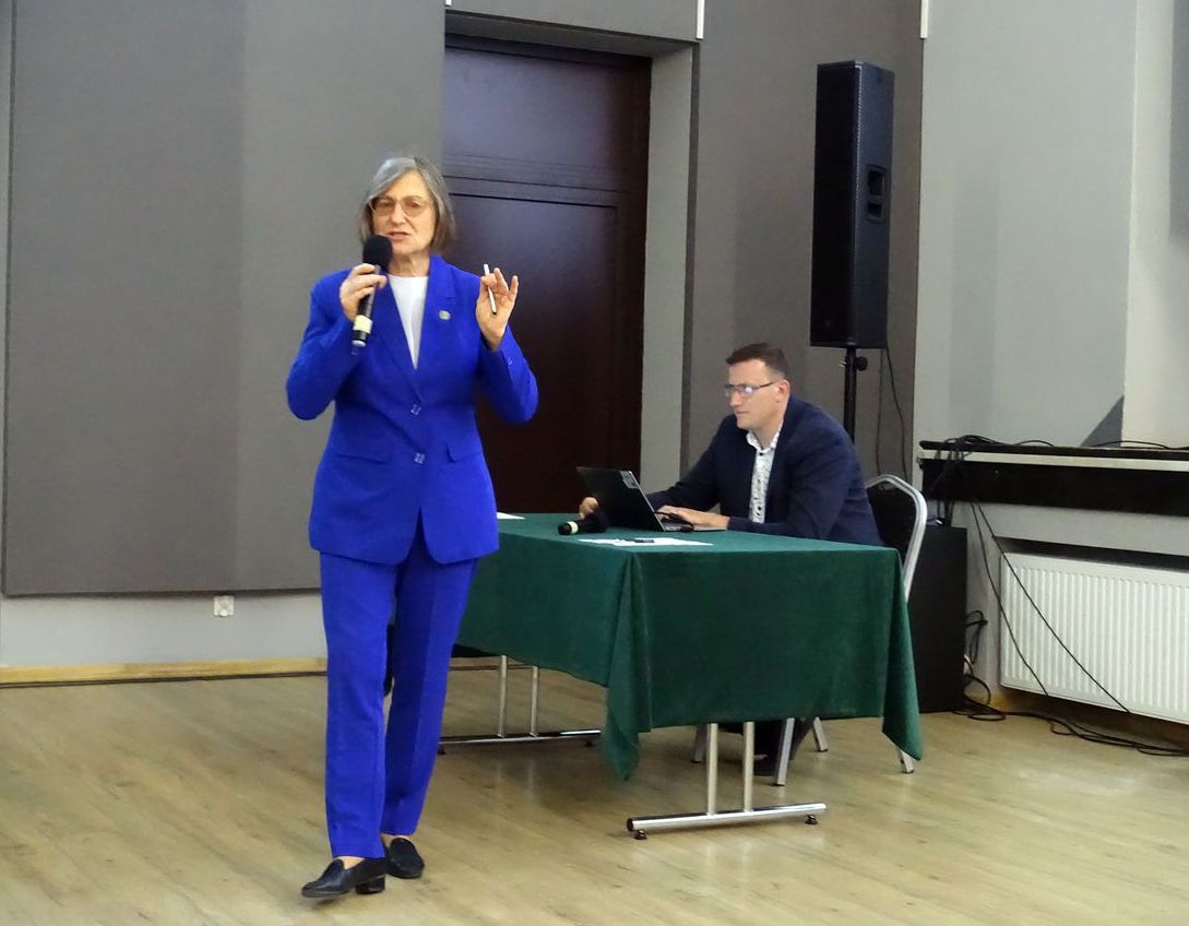 kobieta referuje zagadnienie