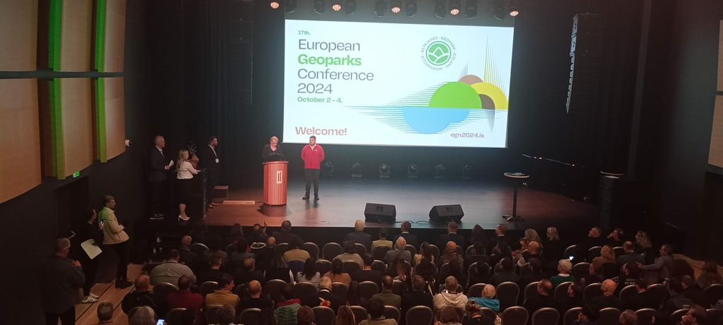 sala konferencyjna z ekranem z prezentacją
