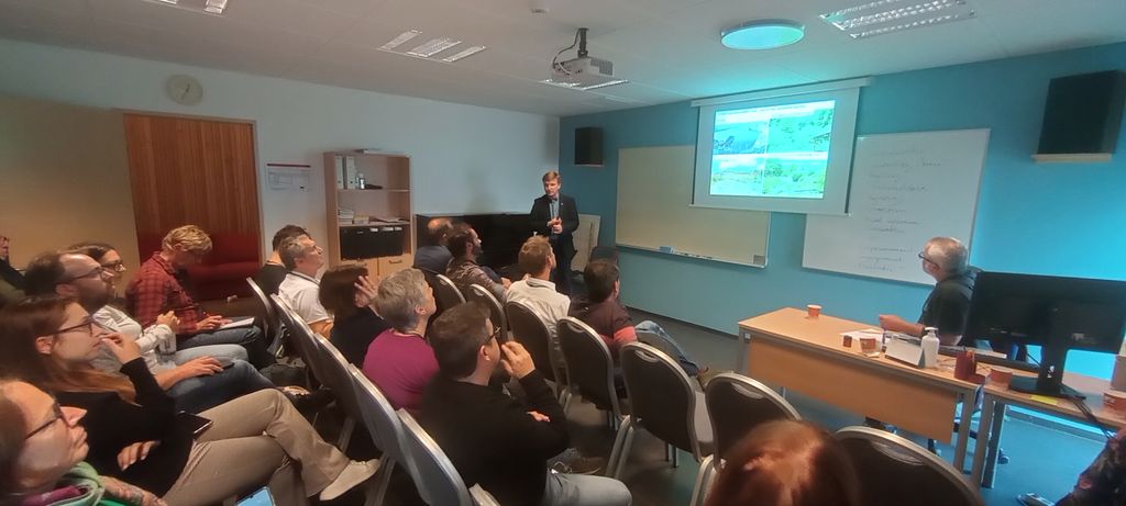 sala konferencyjna z ekranem z prezentacją