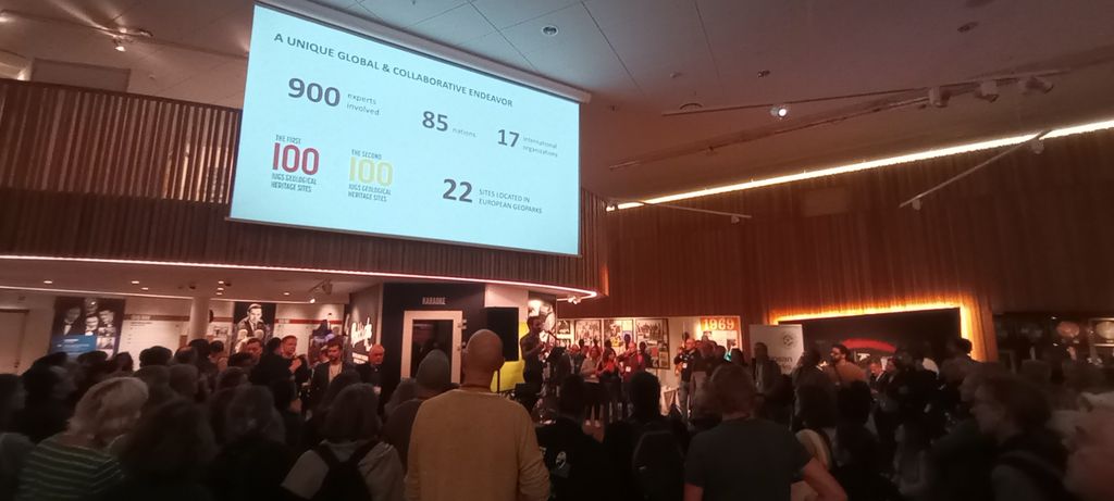 sala konferencyjna z ekranem z prezentacją