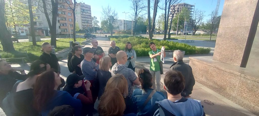 kilkanaście osób bierze udział w wycieczce terenowej