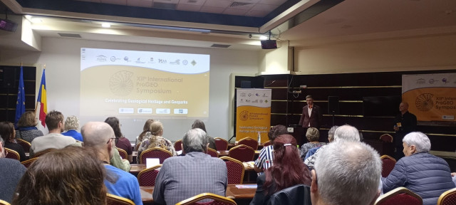 sala ze słuchaczami