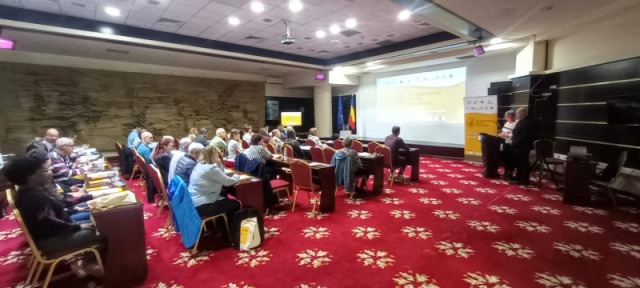 sala konferencyjna wypełniona słuchaczami