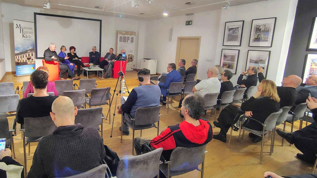 sala konferencyjna wypełniona słuchaczami