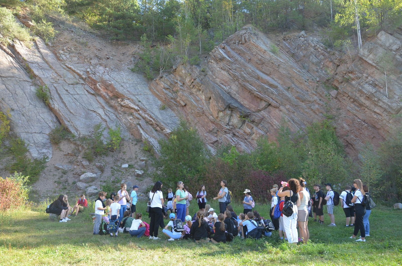 grupa osób w terenie