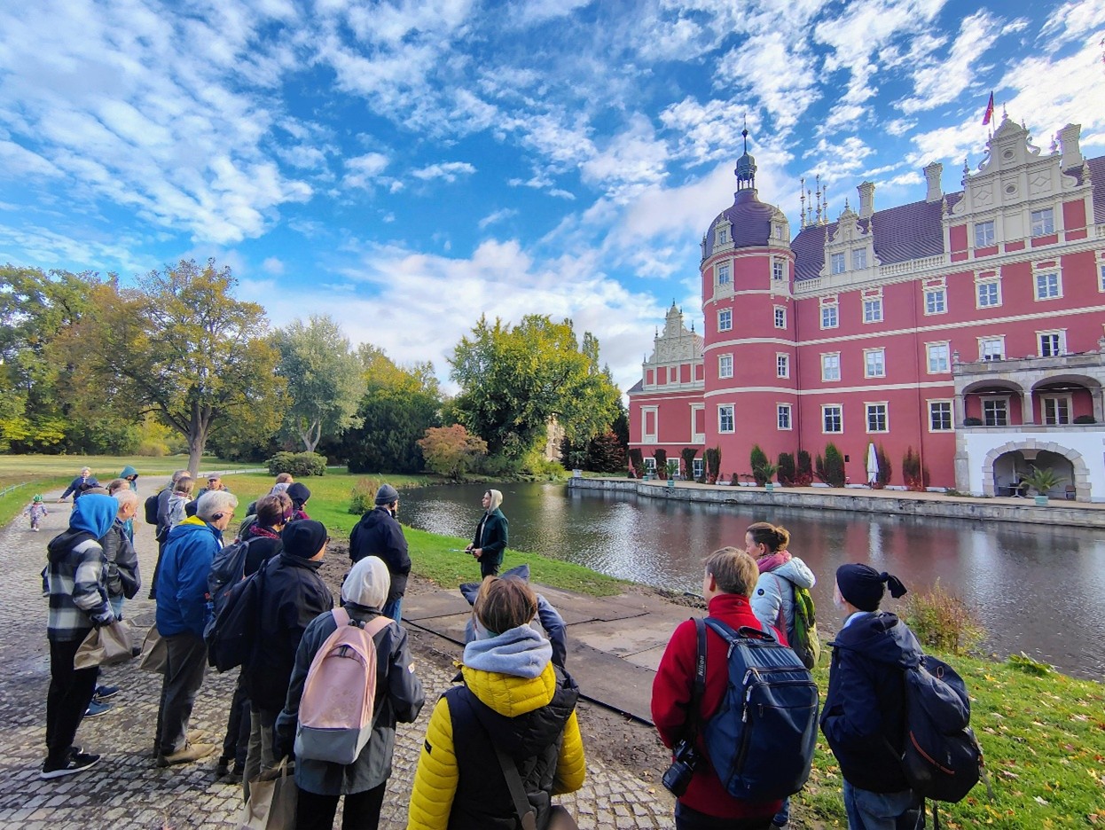 Uczestnicy sesji terenowej przed Nowym Zamkiem w Bad Muskau