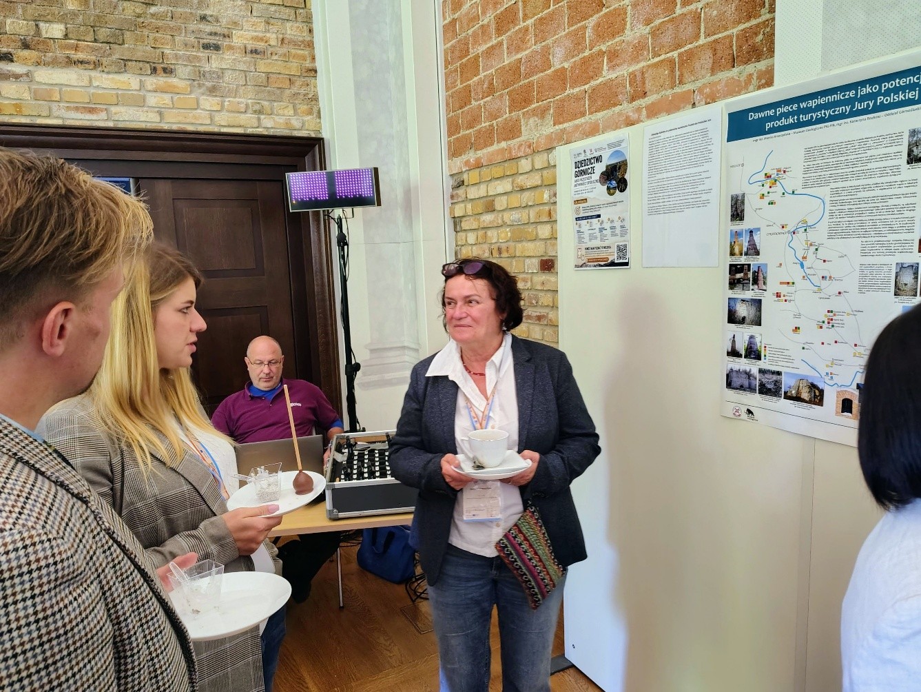 Mgr inż. Monika Krzeczyńska podczas prezentacji posteru
