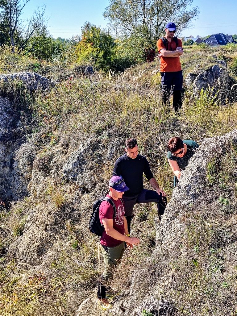 grupa ludzi w terenie na skałach