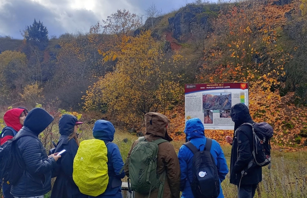 grupa osób w terenie