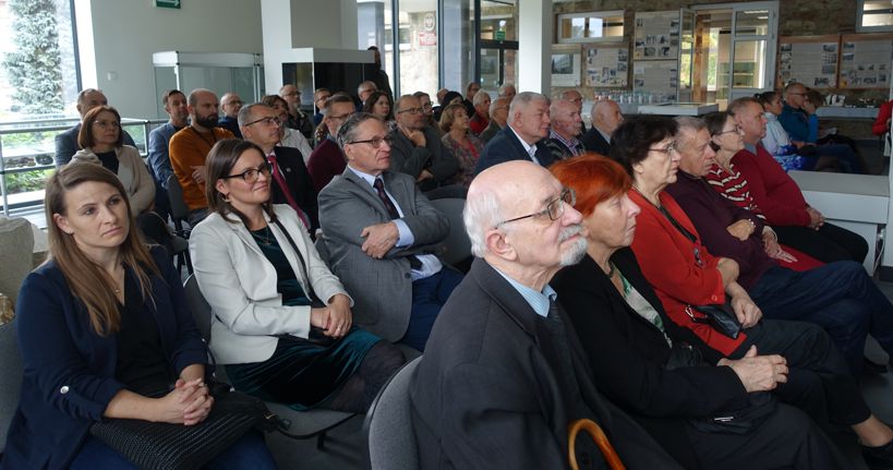 dużo osób siedzących na sali i przysłuchujących się prelekcji