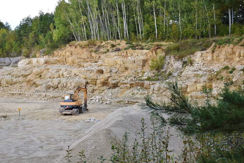 Kamieniołom wapieni mioceńskich w Starym Bruśnie, koparka na tle wyrobiska kopalni skał