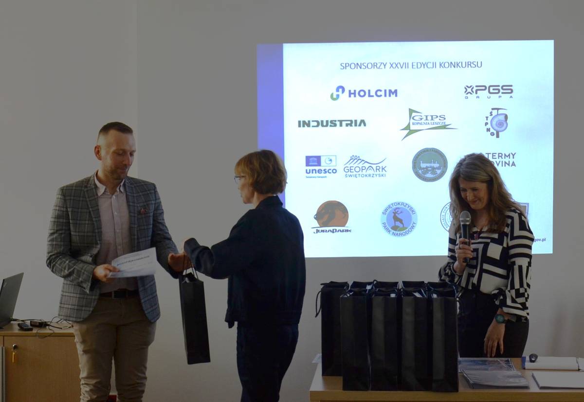 kobieta wręcza mężczyźnie prezent