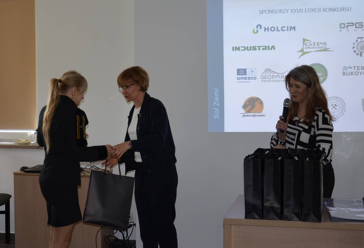 kobieta wręcza nagrodę dziewczynce