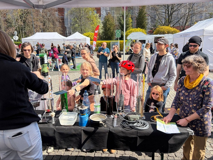 Pokazy eksperymentalne na stoisku Zakładu Wód Termalnych, Leczniczych i Solanek podczas obchodów Dnia Ziemi