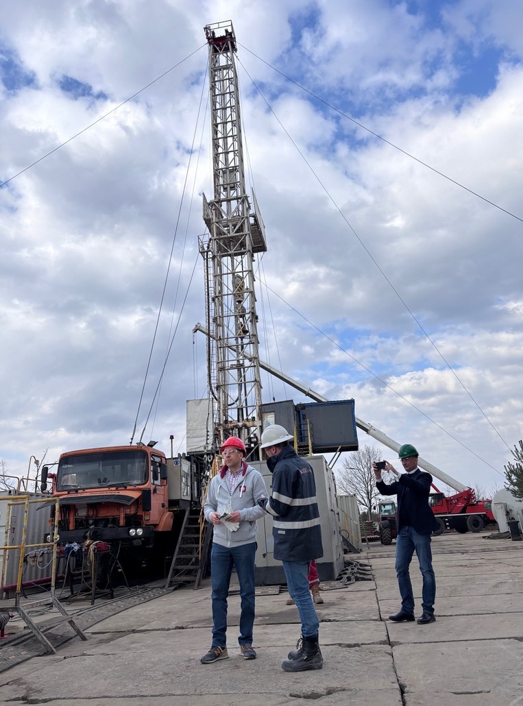 Plac wiertniczy odwiertu geotermalnego Jabłonna GT-1 w trakcie prac