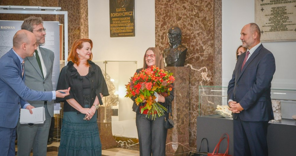 Wręczenie kwiatów artystce