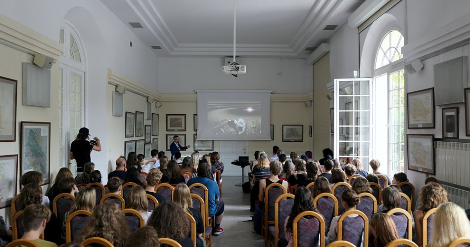 Wykład prof. dr hab. Szymona Kozłowskiego pt. „Co spada z nieba”