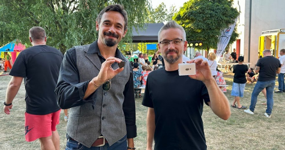 Dr Jan Krawczewski i prof. Szymon Kozłowski z meteorytami