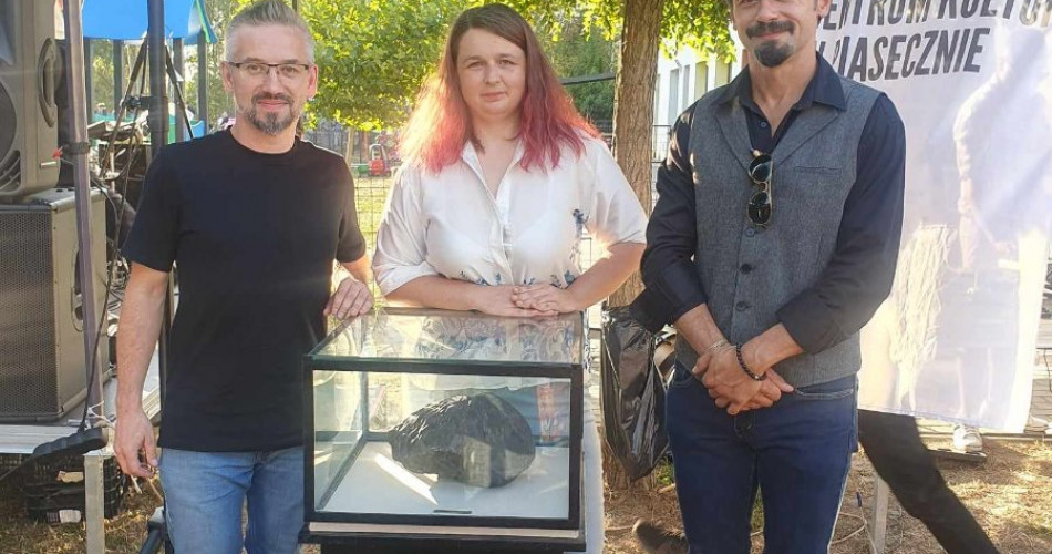 Szymon Kozłowski, Dominika Mańka-Łempicka, Jan Krawczewski z meteorytem Baszkówka
