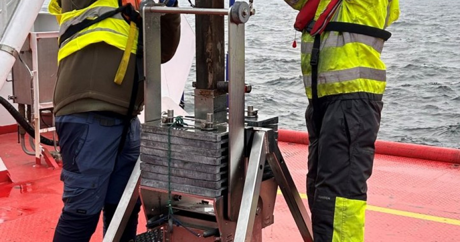 Pobieranie prób z dna morskiego za pomocą próbnika skrzynkowego tzw. box corer