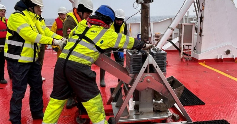 Pobieranie prób z dna morskiego za pomocą próbnika skrzynkowego tzw. box corer