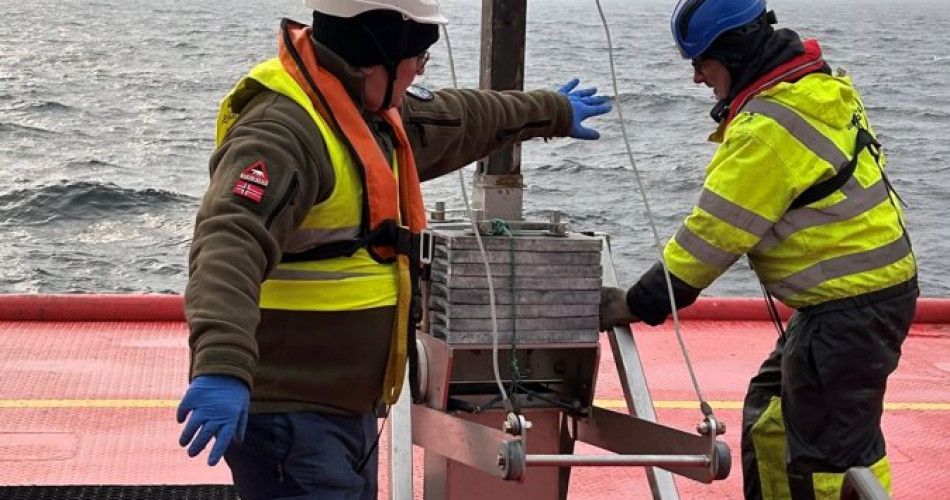 Pobieranie prób z dna morskiego za pomocą próbnika skrzynkowego tzw. box corer