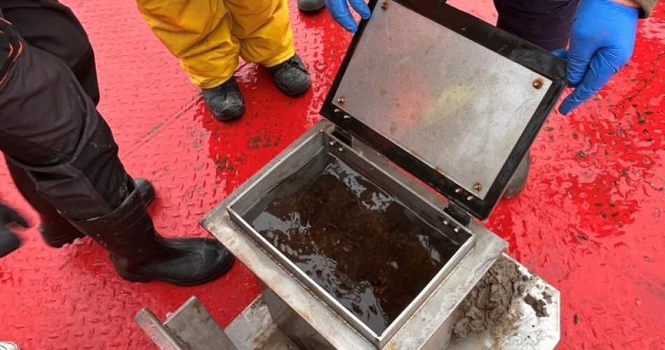 Pobieranie prób z dna morskiego za pomocą próbnika skrzynkowego tzw. box corer