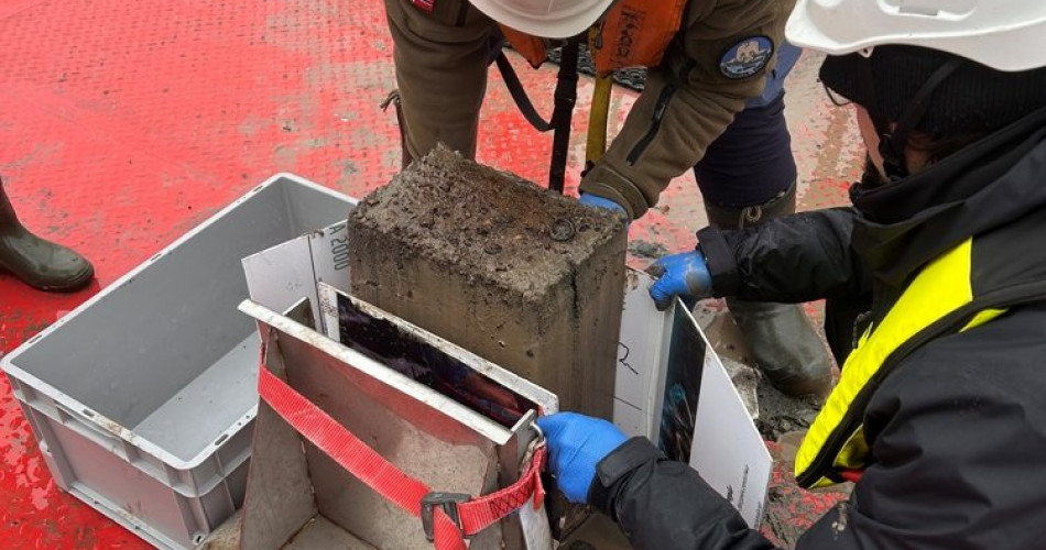 Pobieranie prób z dna morskiego za pomocą próbnika skrzynkowego tzw. box corer