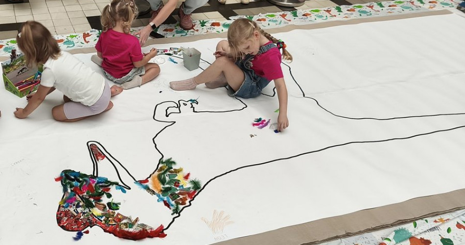 Przyklejanie piór Dyziowi