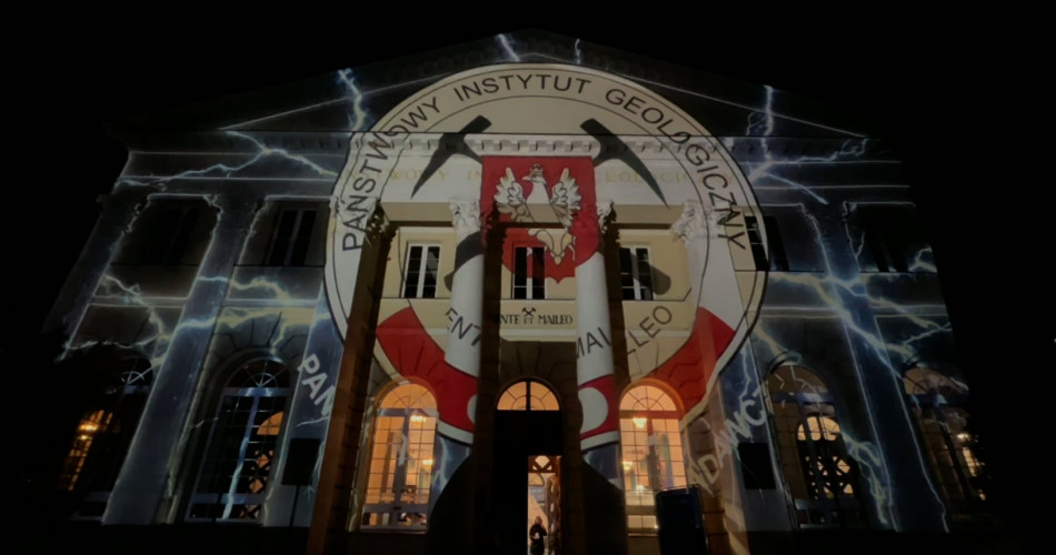 07 Mapping na froncie budynku - logo PIG