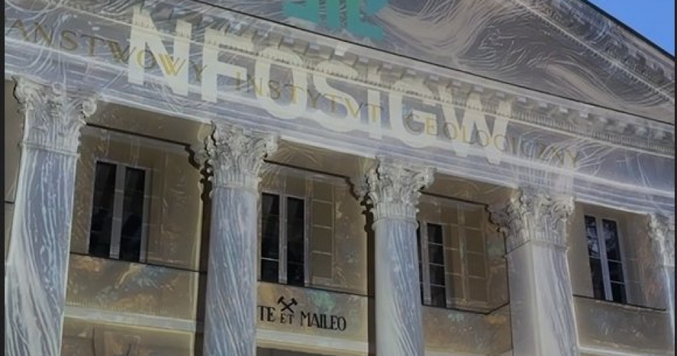 08 Mapping na froncie budynku - logo NFOŚiGW