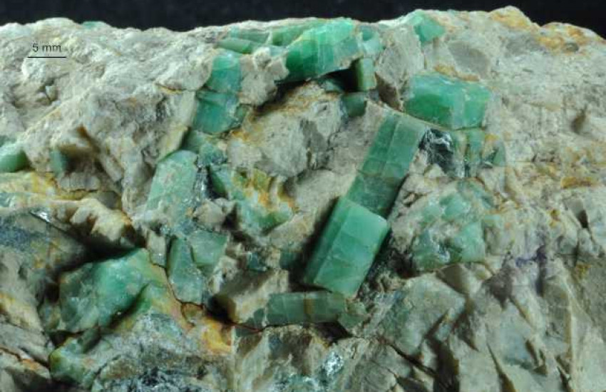 Minerał krystalizujący w układzie heksagonalnym