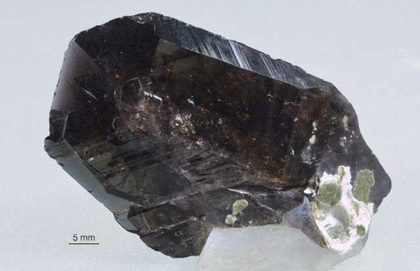 Minerał krystalizujący w układzie trójskośnym