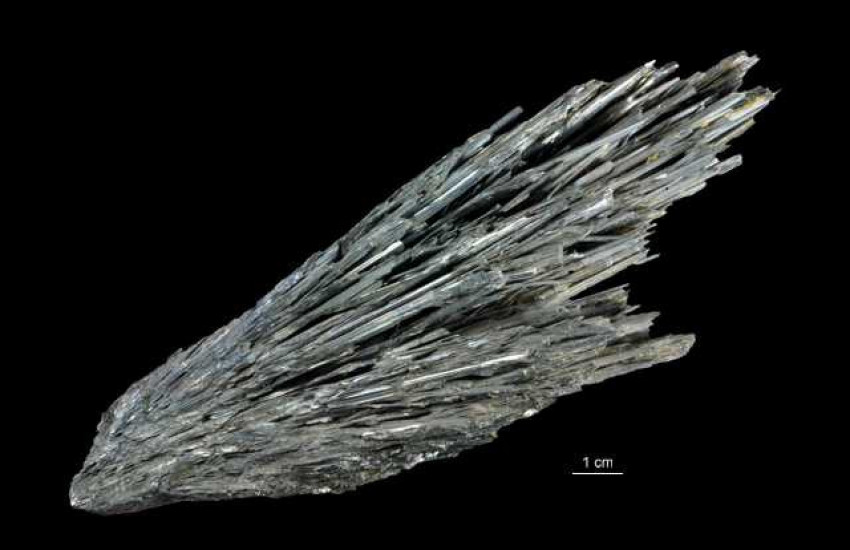 Minerał krystalizujący w układzie rombowym