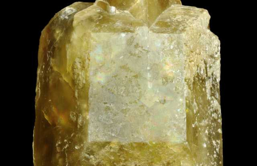 Minerał krystalizujący w układzie rombowym