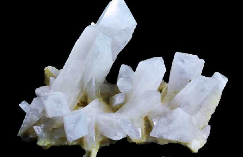 Minerał krystalizujący w układzie rombowym