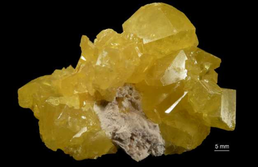 Minerał krystalizujący w układzie rombowym