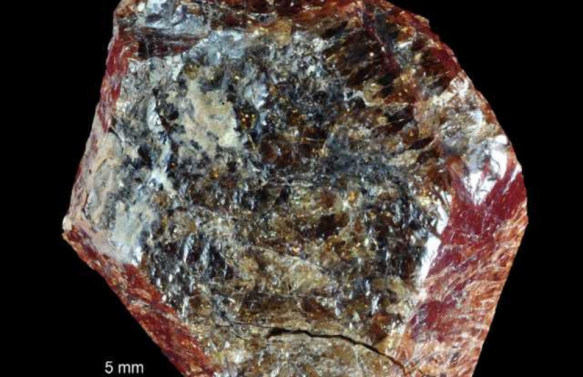 Minerał krystalizujący w układzie tetragonalnym