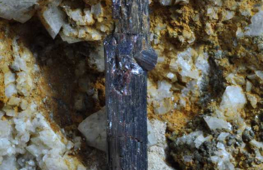 Minerał krystalizujący w układzie tetragonalnym